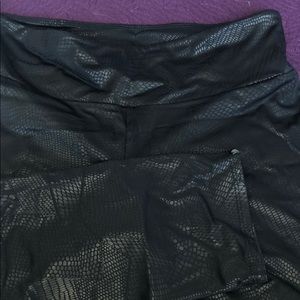 onzie Blaxk Faux Snakeskin Leggings
